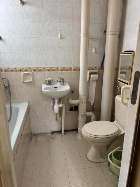 50 Sims Drive, 50 Sims Drive, Eunos / Geylang / Paya Lebar, 3 Bedrooms, 1,280 sqft, HDB Flat For Sale, by Jen Kee, 500289810 - Bathroom - PropertyGuru.com.sg