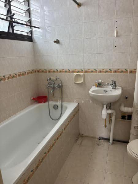 50 Sims Drive, 50 Sims Drive, Eunos / Geylang / Paya Lebar, 3 Bedrooms, 1,280 sqft, HDB Flat For Sale, by Jen Kee, 500289810 - Bathroom - PropertyGuru.com.sg