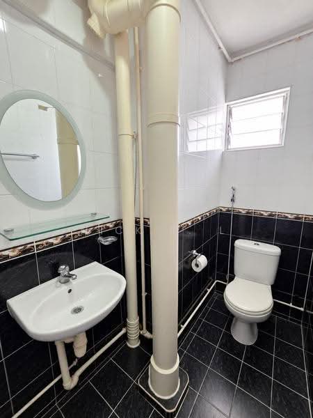 556 Jurong West Street 42, 556 Jurong West Street 42, Boon Lay / Jurong / Tuas, 4 Bedrooms, 1,593 sqft, HDB Flat For Sale, by Nick R. L, 500289852 - Bathroom - PropertyGuru.com.sg