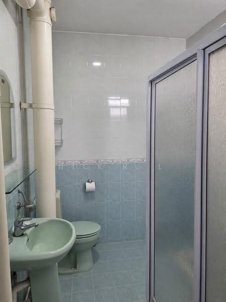 556 Jurong West Street 42, 556 Jurong West Street 42, Boon Lay / Jurong / Tuas, 4 Bedrooms, 1,593 sqft, HDB Flat For Sale, by Nick R. L, 500289852 - Bathroom - PropertyGuru.com.sg
