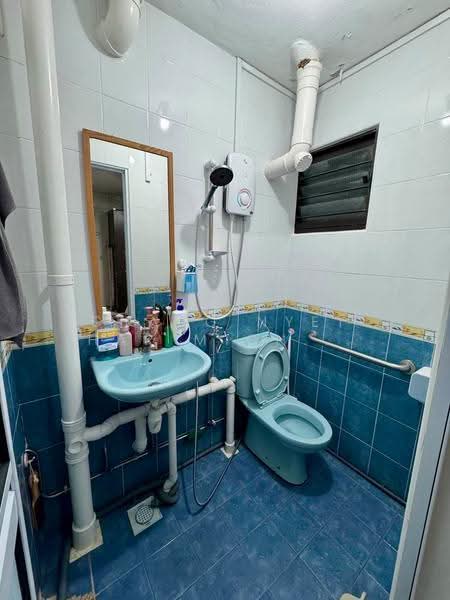 611 Ang Mo Kio Avenue 5, 611 Ang Mo Kio Avenue 5, Ang Mo Kio / Bishan / Thomson, 2 Bedrooms, 721 sqft, HDB Flat For Sale, by Chang Nyet Har Michelle, 500289859 - Bathroom - PropertyGuru.com.sg
