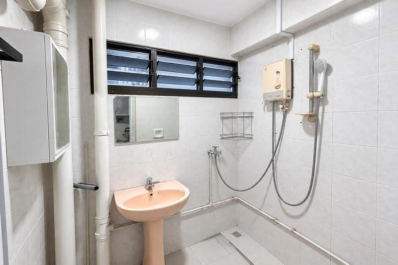 6 Marsiling Drive, 6 Marsiling Drive, Admiralty / Woodlands, 3 Bedrooms, 699 sqft, HDB Flat For Sale, by John Lee, 500289906 - Bathroom - PropertyGuru.com.sg