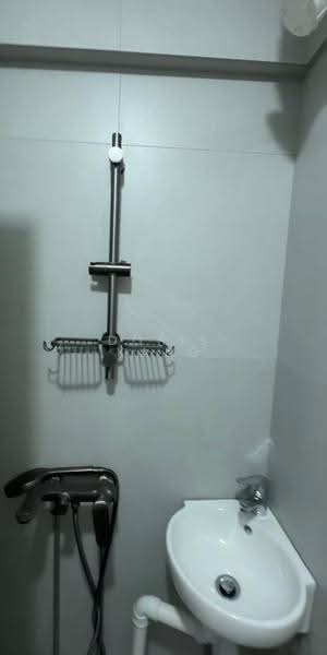 409 Pandan Gardens, 409 Pandan Gardens, Boon Lay / Jurong / Tuas, Room Rental, 200 sqft, HDB Flat For Rent, by Doris Kang, 500289954 - Bathroom - PropertyGuru.com.sg