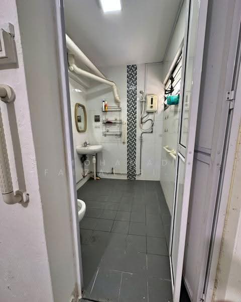 438 Jurong West Avenue 1, 438 Jurong West Avenue 1, Boon Lay / Jurong / Tuas, 2 Bedrooms, 871 sqft, HDB Flat For Sale, by Mohamad Faizal Bin Hanafi, 500289962 - Bathroom - PropertyGuru.com.sg