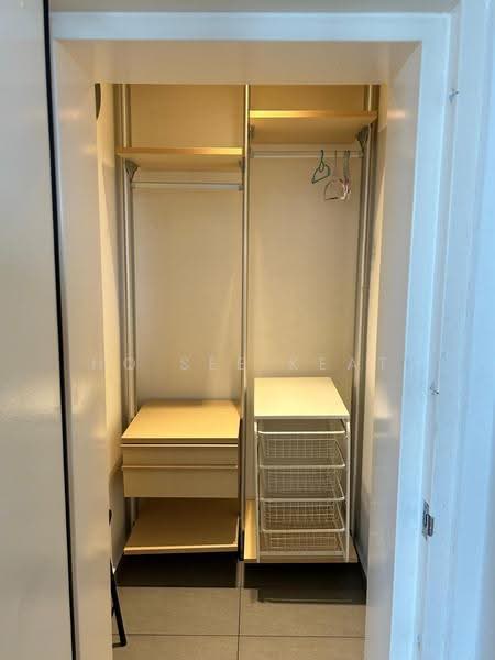 Hedges Park Condominium, 71 Flora Drive, Changi Airport / Changi Village, 1 Bedroom, 484 sqft, Condominium For Rent, by Ho See Keat, 500289965 - Walk-in wardrode - PropertyGuru.com.sg