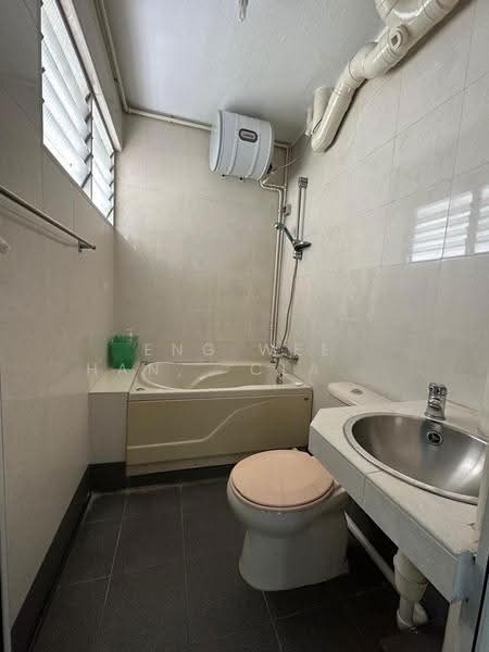 146 Bishan Street 11, 146 Bishan Street 11, Ang Mo Kio / Bishan / Thomson, 2 Bedrooms, 904 sqft, HDB Flat For Rent, by Eng Wee Han, Clarence, 500290027 - Bathroom - PropertyGuru.com.sg