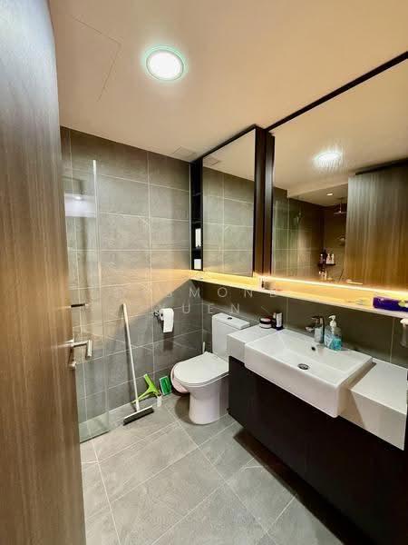 Riverfront Residences, 53 Hougang Avenue 7, Hougang / Punggol / Sengkang, 2 Bedrooms, 721 sqft, Condominium For Sale, by Desmond Yuen, 500290146 - Bathroom - PropertyGuru.com.sg
