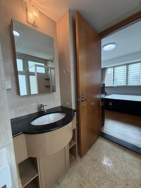 Queens, 10 Stirling Road, Alexandra / Commonwealth, 3 Bedrooms, 1,184 sqft, Condominium For Rent, by Jaclyn Chua, 500290199 - Master Bathroom - PropertyGuru.com.sg