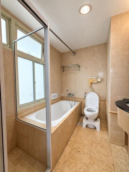 Queens, 10 Stirling Road, Alexandra / Commonwealth, 3 Bedrooms, 1,184 sqft, Condominium For Rent, by Jaclyn Chua, 500290199 - Master Bathroom - PropertyGuru.com.sg