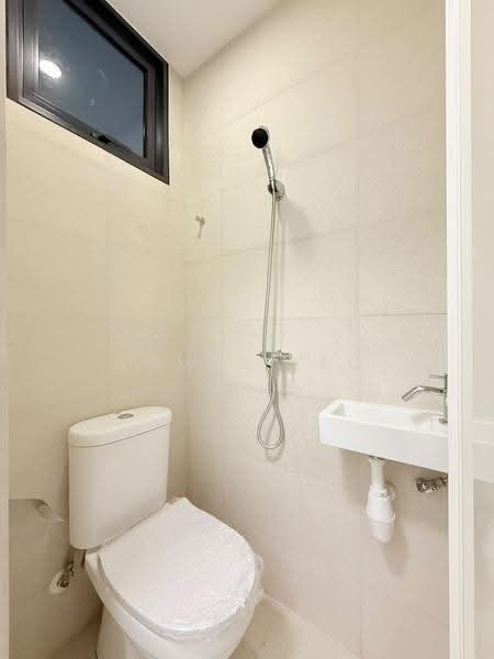 Norwood Grand, 2 Champions Way, Admiralty / Woodlands, 4 Bedrooms, 1,173 sqft, Condominium For Rent, by James Yeo, 500290230 - Bathroom - PropertyGuru.com.sg
