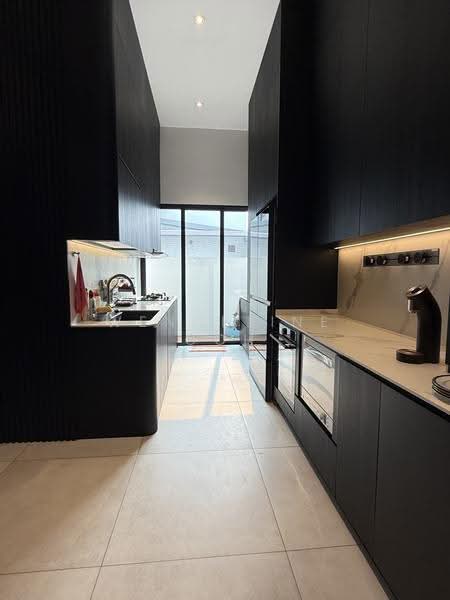 Jalan Mas Kuning, Jalan Mas Kuning, Buona Vista / West Coast / Clementi New Town, 6 Bedrooms, 5,000 sqft, Terraced House For Rent, by Wendeline Goh, 500290241 - Kitchen - PropertyGuru.com.sg