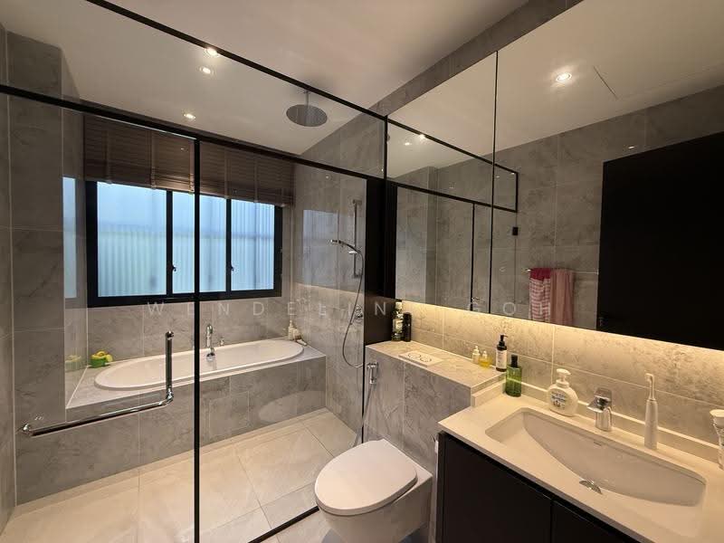 Jalan Mas Kuning, Jalan Mas Kuning, Buona Vista / West Coast / Clementi New Town, 6 Bedrooms, 5,000 sqft, Terraced House For Rent, by Wendeline Goh, 500290241 - Bathroom - PropertyGuru.com.sg