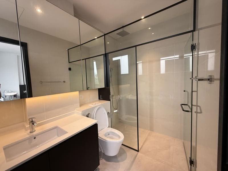 Jalan Mas Kuning, Jalan Mas Kuning, Buona Vista / West Coast / Clementi New Town, 6 Bedrooms, 5,000 sqft, Terraced House For Rent, by Wendeline Goh, 500290241 - Bathroom - PropertyGuru.com.sg