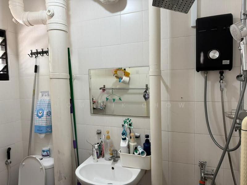 446 Tampines Street 42, 446 Tampines Street 42, Pasir Ris / Tampines, 3 Bedrooms, 1,163 sqft, HDB Flat For Sale, by Dominik Chow, 500290291 - Bathroom - PropertyGuru.com.sg