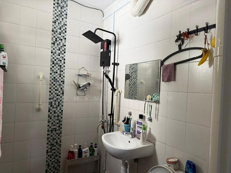 446 Tampines Street 42, 446 Tampines Street 42, Pasir Ris / Tampines, 3 Bedrooms, 1,163 sqft, HDB Flat For Sale, by Dominik Chow, 500290291 - Bathroom - PropertyGuru.com.sg