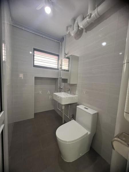 761 Choa Chu Kang North 5, 761 Choa Chu Kang North 5, Dairy Farm / Bukit Panjang / Choa Chu Kang, 4 Bedrooms, 1,378 sqft, HDB Flat For Rent, by Kaisley Poon, 500290337 - Bathroom - PropertyGuru.com.sg