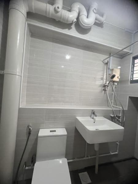 761 Choa Chu Kang North 5, 761 Choa Chu Kang North 5, Dairy Farm / Bukit Panjang / Choa Chu Kang, 4 Bedrooms, 1,378 sqft, HDB Flat For Rent, by Kaisley Poon, 500290337 - Bathroom - PropertyGuru.com.sg