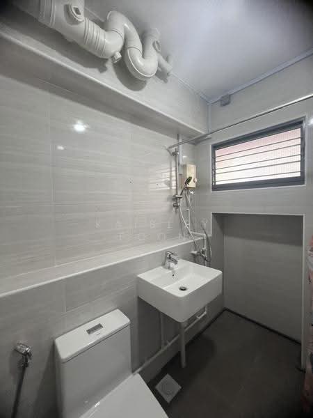 761 Choa Chu Kang North 5, 761 Choa Chu Kang North 5, Dairy Farm / Bukit Panjang / Choa Chu Kang, 4 Bedrooms, 1,378 sqft, HDB Flat For Rent, by Kaisley Poon, 500290337 - Bathroom - PropertyGuru.com.sg