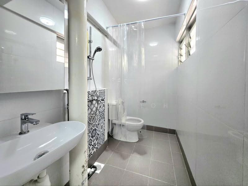 314 Serangoon Avenue 2, 314 Serangoon Avenue 2, Hougang / Punggol / Sengkang, 2 Bedrooms, 1,001 sqft, HDB Flat For Rent, by Shawn Loh, 500290338 - Bathroom - PropertyGuru.com.sg