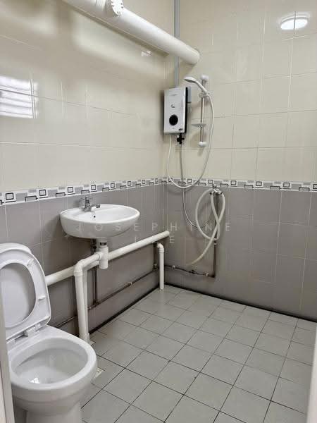 58 Dakota Crescent, 58 Dakota Crescent, Eunos / Geylang / Paya Lebar, 2 Bedrooms, 796 sqft, HDB Flat For Rent, by Josephine Lee, 500290342 - Master Bathroom - PropertyGuru.com.sg