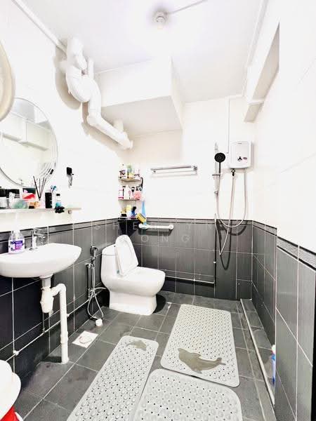 37 Telok Blangah Rise, 37 Telok Blangah Rise, Harbourfront / Telok Blangah, 3 Bedrooms, 1,259 sqft, HDB Flat For Sale, by Sherlyn Wong, 500290346 - Bathroom - PropertyGuru.com.sg