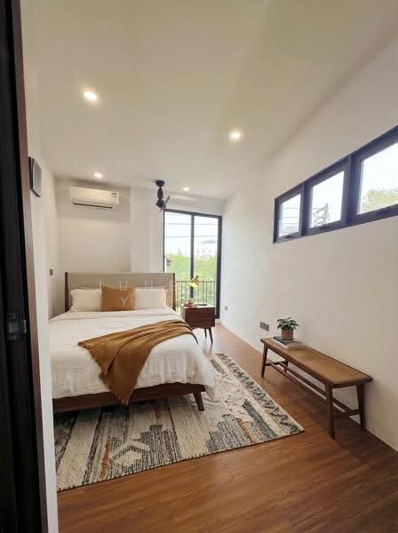 Opera Estate, JALAN TERANG BULAN, Bedok / Upper East Coast, 6 Bedrooms, 3,195 sqft, Corner Terrace For Sale, by June Leng Yee Hoe, 500290347 - Junior Master Suite - PropertyGuru.com.sg