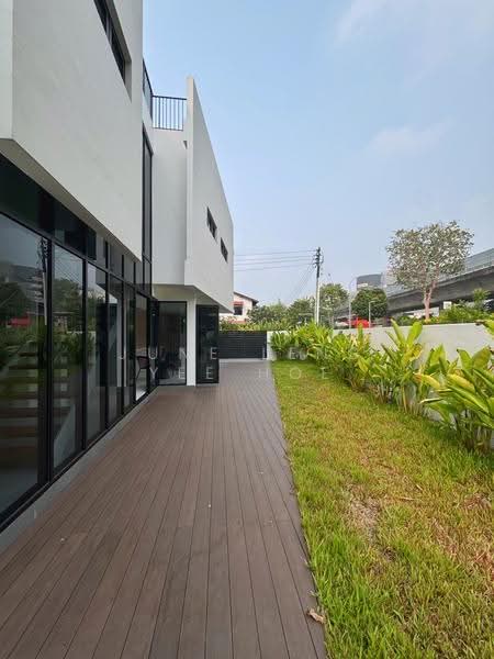 Opera Estate, JALAN TERANG BULAN, Bedok / Upper East Coast, 6 Bedrooms, 3,195 sqft, Corner Terrace For Sale, by June Leng Yee Hoe, 500290347 - Side Yard - PropertyGuru.com.sg