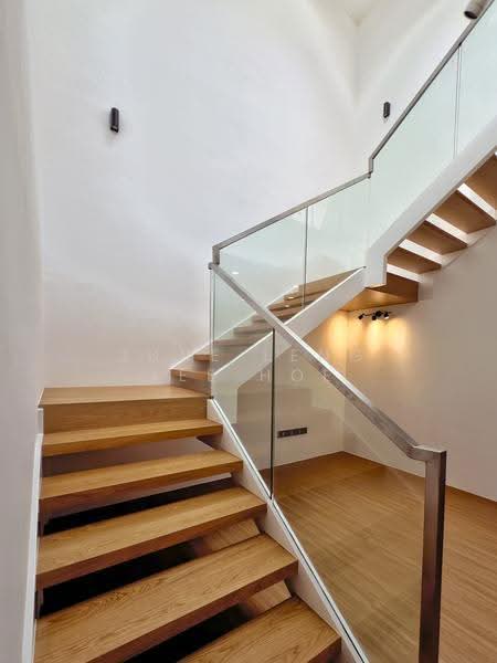 Opera Estate, JALAN TERANG BULAN, Bedok / Upper East Coast, 6 Bedrooms, 3,195 sqft, Corner Terrace For Sale, by June Leng Yee Hoe, 500290347 - Staircase to Roof - PropertyGuru.com.sg