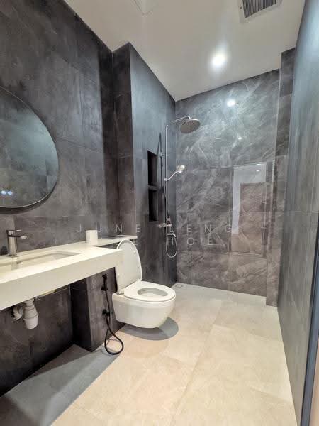 Opera Estate, JALAN TERANG BULAN, Bedok / Upper East Coast, 6 Bedrooms, 3,195 sqft, Corner Terrace For Sale, by June Leng Yee Hoe, 500290347 - Bathroom - PropertyGuru.com.sg
