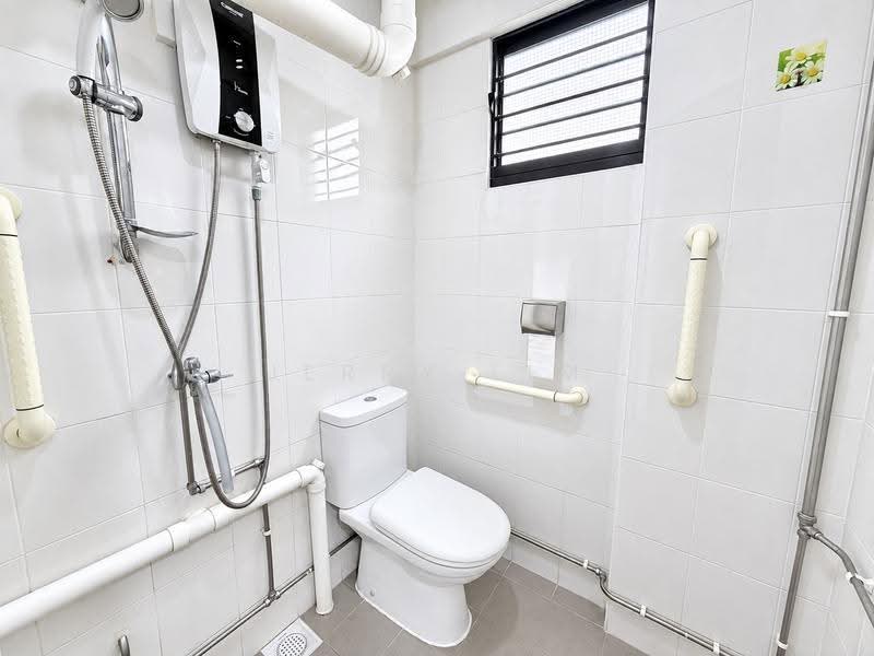 223 Serangoon Avenue 4, 223 Serangoon Avenue 4, Hougang / Punggol / Sengkang, 3 Bedrooms, 1,033 sqft, HDB Flat For Sale, by Jerry Lim, 500290381 - Bathroom - PropertyGuru.com.sg