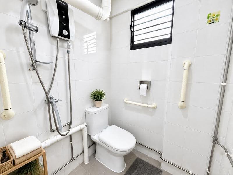 223 Serangoon Avenue 4, 223 Serangoon Avenue 4, Hougang / Punggol / Sengkang, 3 Bedrooms, 1,033 sqft, HDB Flat For Sale, by Jerry Lim, 500290381 - Bathroom - PropertyGuru.com.sg