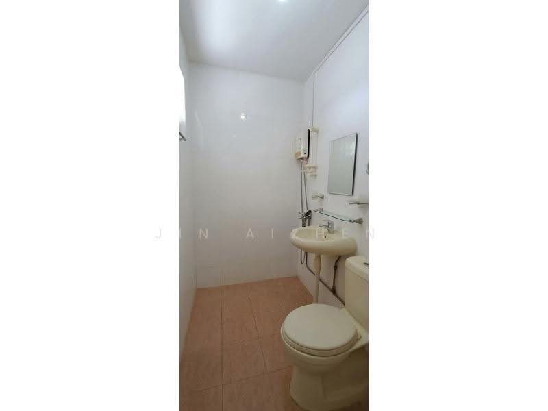 606 Hougang Avenue 4, 606 Hougang Avenue 4, Hougang / Punggol / Sengkang, 3 Bedrooms, 904 sqft, HDB Flat For Sale, by Jin Aizhen, 500290449 - Bathroom - PropertyGuru.com.sg