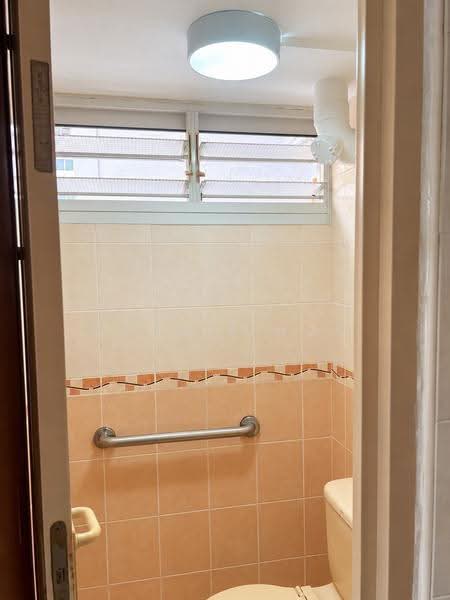 8 Holland Avenue, 8 Holland Avenue, Tanglin / Holland / Bukit Timah, 2 Bedrooms, 635 sqft, HDB Flat For Sale, by Connie Hua, 500290455 - Bathroom - PropertyGuru.com.sg