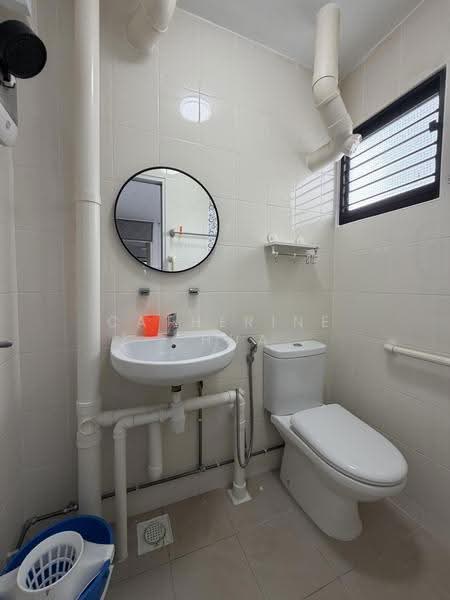 119 Hougang Avenue 1, 119 Hougang Avenue 1, Hougang / Punggol / Sengkang, 2 Bedrooms, 721 sqft, HDB Flat For Sale, by Catherine Chua, 500290542 - Bathroom - PropertyGuru.com.sg