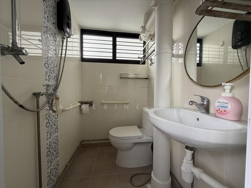119 Hougang Avenue 1, 119 Hougang Avenue 1, Hougang / Punggol / Sengkang, 2 Bedrooms, 721 sqft, HDB Flat For Sale, by Catherine Chua, 500290542 - Bathroom - PropertyGuru.com.sg