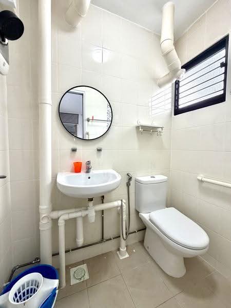 119 Hougang Avenue 1, 119 Hougang Avenue 1, Hougang / Punggol / Sengkang, 2 Bedrooms, 721 sqft, HDB Flat For Sale, by Catherine Chua, 500290542 - Master bath - PropertyGuru.com.sg