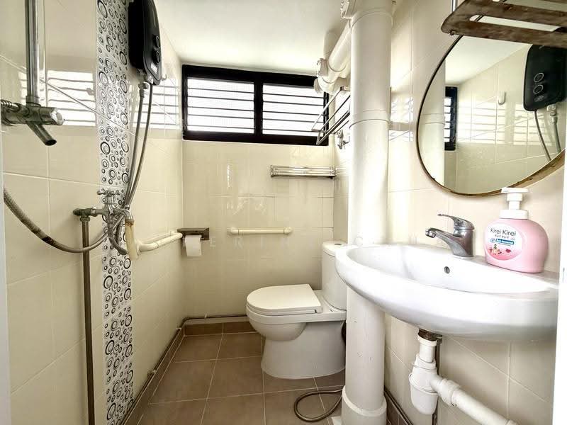119 Hougang Avenue 1, 119 Hougang Avenue 1, Hougang / Punggol / Sengkang, 2 Bedrooms, 721 sqft, HDB Flat For Sale, by Catherine Chua, 500290542 - Bathroom - PropertyGuru.com.sg