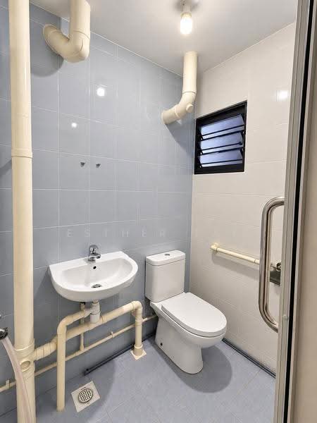 525 Jurong West Street 52, 525 Jurong West Street 52, Boon Lay / Jurong / Tuas, 2 Bedrooms, 721 sqft, HDB Flat For Sale, by Esther Tan, 500290585 - Bathroom - PropertyGuru.com.sg