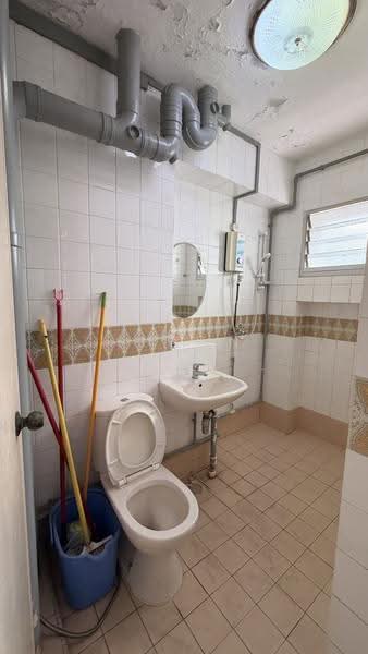 819 Jurong West Street 81, 819 Jurong West Street 81, Boon Lay / Jurong / Tuas, 4 Bedrooms, 1,367 sqft, HDB Flat For Rent, by Shawn Lim, 500290590 - Bathroom - PropertyGuru.com.sg