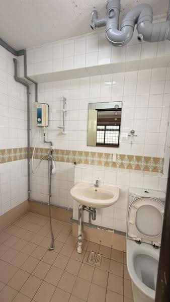 819 Jurong West Street 81, 819 Jurong West Street 81, Boon Lay / Jurong / Tuas, 4 Bedrooms, 1,367 sqft, HDB Flat For Rent, by Shawn Lim, 500290590 - Bathroom - PropertyGuru.com.sg