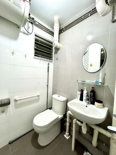 556 Ang Mo Kio Avenue 10, 556 Ang Mo Kio Avenue 10, Ang Mo Kio / Bishan / Thomson, 2 Bedrooms, 731 sqft, HDB Flat For Sale, by Angela Wong LK, 500290665 - Bathroom - PropertyGuru.com.sg