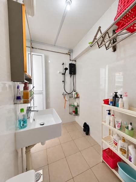 114 Simei Street 1, 114 Simei Street 1, Pasir Ris / Tampines, Room Rental, 100 sqft, HDB Flat For Rent, by Jimmy Tee, 500290704 - Bathroom with heater - PropertyGuru.com.sg