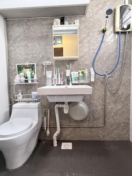235 Choa Chu Kang Central, 235 Choa Chu Kang Central, Dairy Farm / Bukit Panjang / Choa Chu Kang, 3 Bedrooms, 1,561 sqft, HDB Flat For Sale, by Grace Ong, 500290800 - Bathroom - PropertyGuru.com.sg
