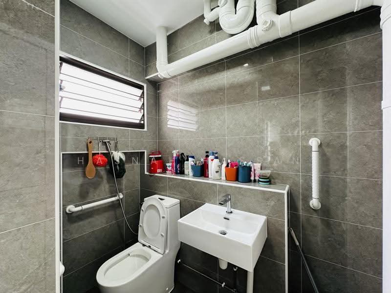 816 Jurong West Street 81, 816 Jurong West Street 81, Boon Lay / Jurong / Tuas, 3 Bedrooms, 1,152 sqft, HDB Flat For Sale, by Hasnah Hassan Goh, 500290831 - Bathroom - PropertyGuru.com.sg