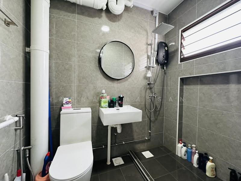 816 Jurong West Street 81, 816 Jurong West Street 81, Boon Lay / Jurong / Tuas, 3 Bedrooms, 1,152 sqft, HDB Flat For Sale, by Hasnah Hassan Goh, 500290831 - Bathroom - PropertyGuru.com.sg