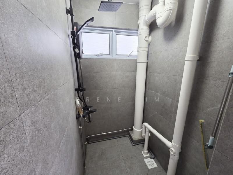 5 Ghim Moh Road, 5 Ghim Moh Road, Tanglin / Holland / Bukit Timah, 2 Bedrooms, 700 sqft, HDB Flat For Sale, by Serene Lim, 500290843 - Bathroom - PropertyGuru.com.sg