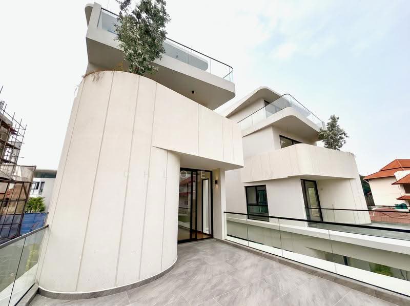 Freehold Bungalow Siglap, Pool and Lift, East Coast / Marine Parade, 5 Bedrooms, 4,343 sqft, Bungalow House For Sale, by Chloe Lim, 500290861 - Exterior - PropertyGuru.com.sg