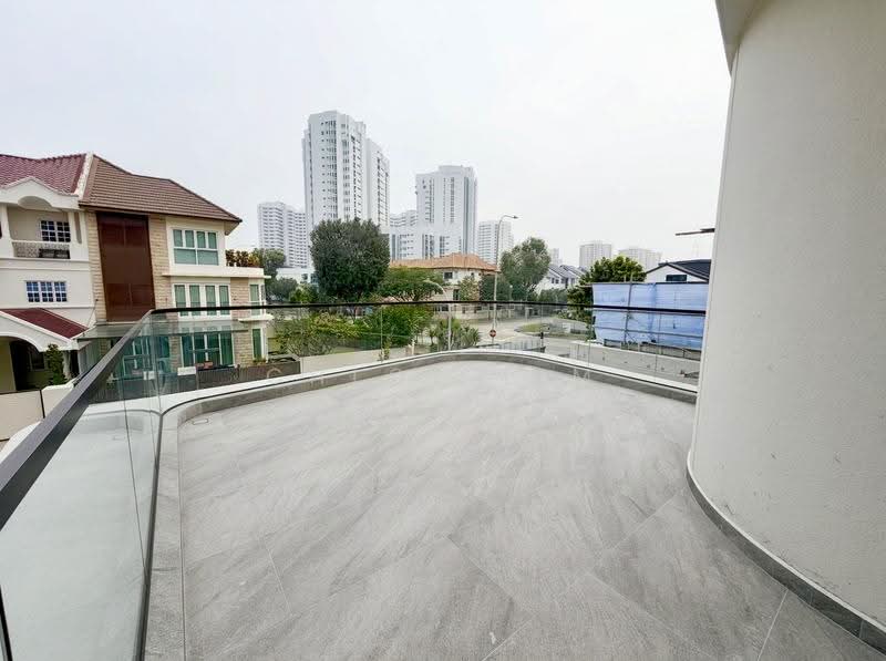 Freehold Bungalow Siglap, Pool and Lift, East Coast / Marine Parade, 5 Bedrooms, 4,343 sqft, Bungalow House For Sale, by Chloe Lim, 500290861 - Balcony - PropertyGuru.com.sg
