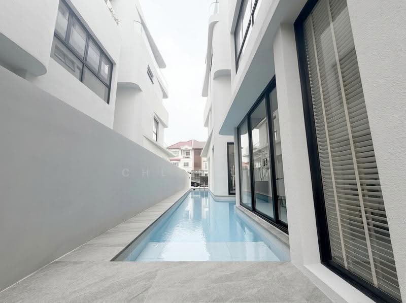Freehold Bungalow Siglap, Pool and Lift, East Coast / Marine Parade, 5 Bedrooms, 4,343 sqft, Bungalow House For Sale, by Chloe Lim, 500290861 - Exterior - PropertyGuru.com.sg