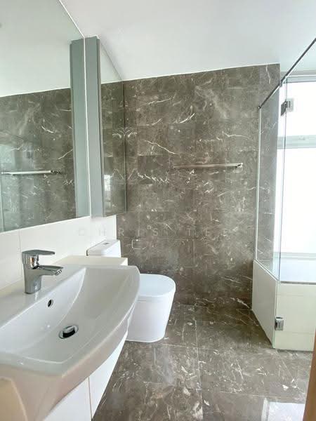 Caspian, 50 Lakeside Drive, Boon Lay / Jurong / Tuas, 3 Bedrooms, 1,001 sqft, Condominium For Sale, by Chris Tee, 500290884 - Bathroom - PropertyGuru.com.sg